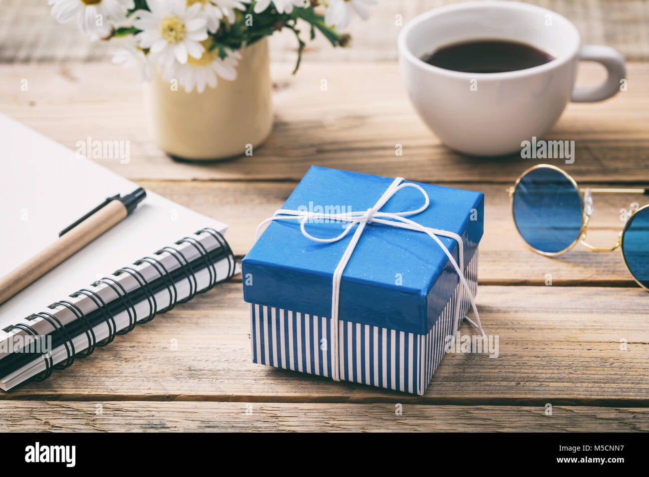 La festa del papà concetto. Blue box regalo, scrivania da ufficio sfondo, vista da sopra Foto Stock