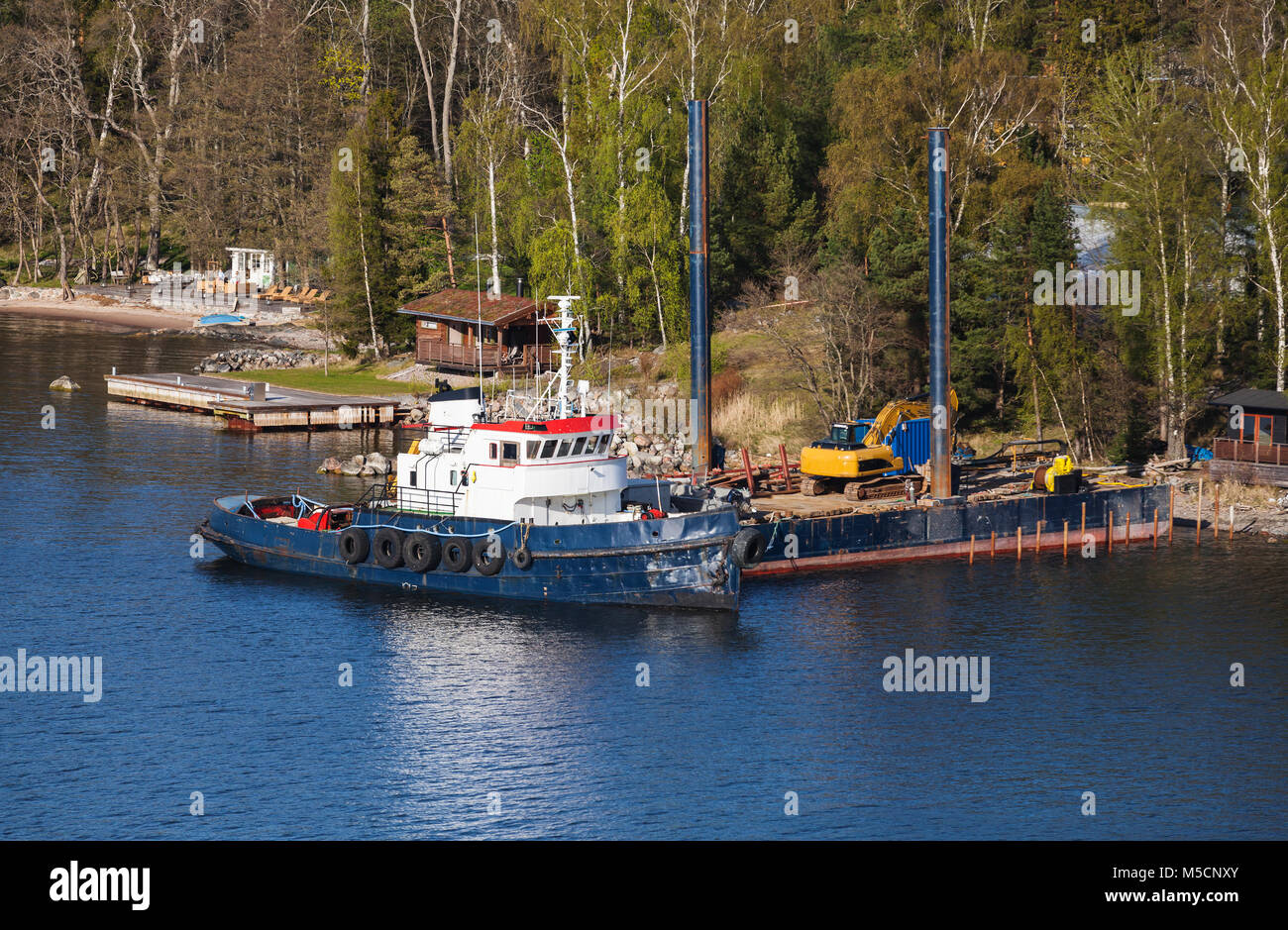 Rimorchiatore industriale ormeggiate vicino molo galleggiante in Svezia Foto Stock