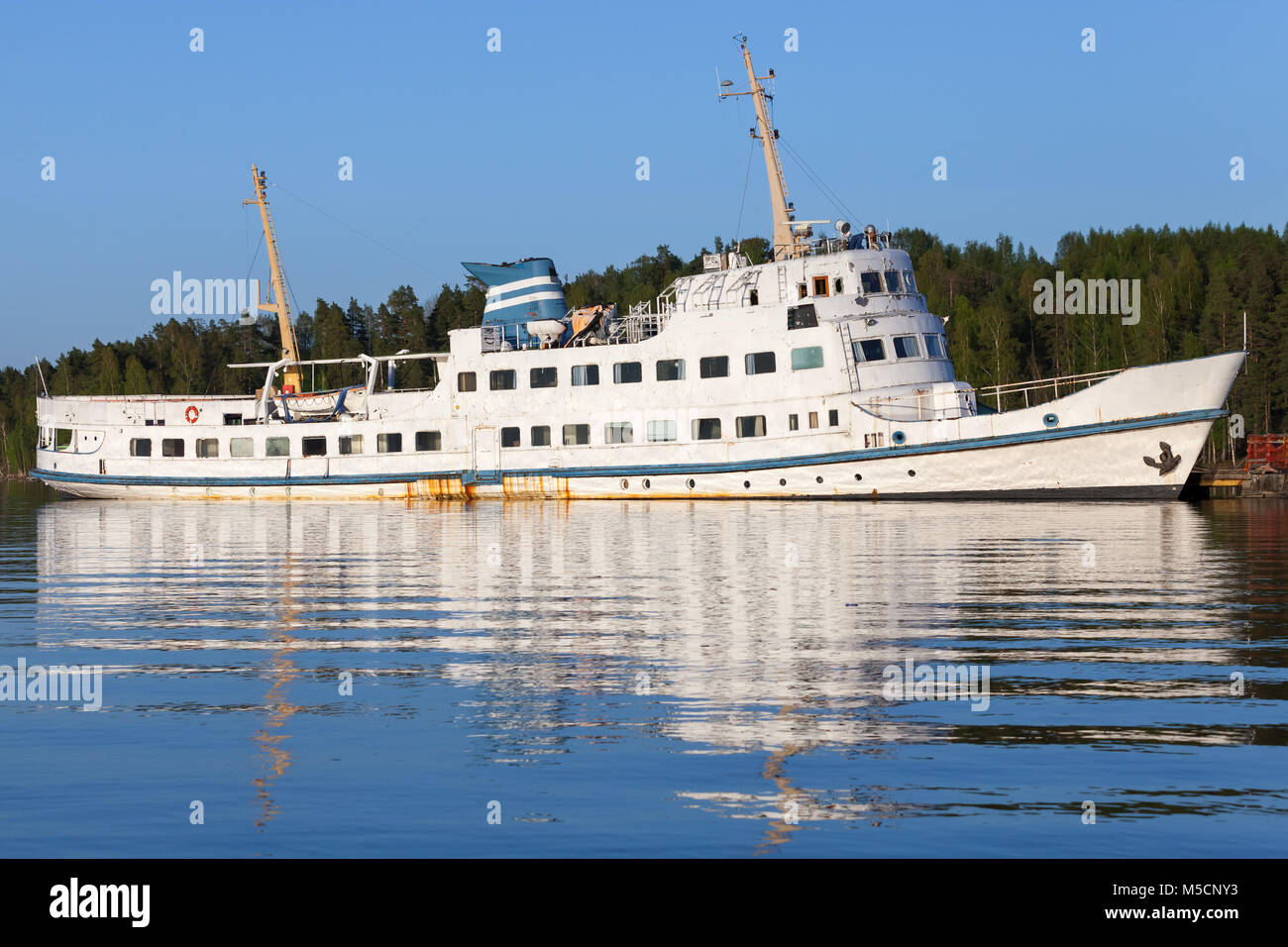 Ormeggiate bianco vecchia nave passeggeri sulla costa del Lago Saimaa, Finlandia Foto Stock