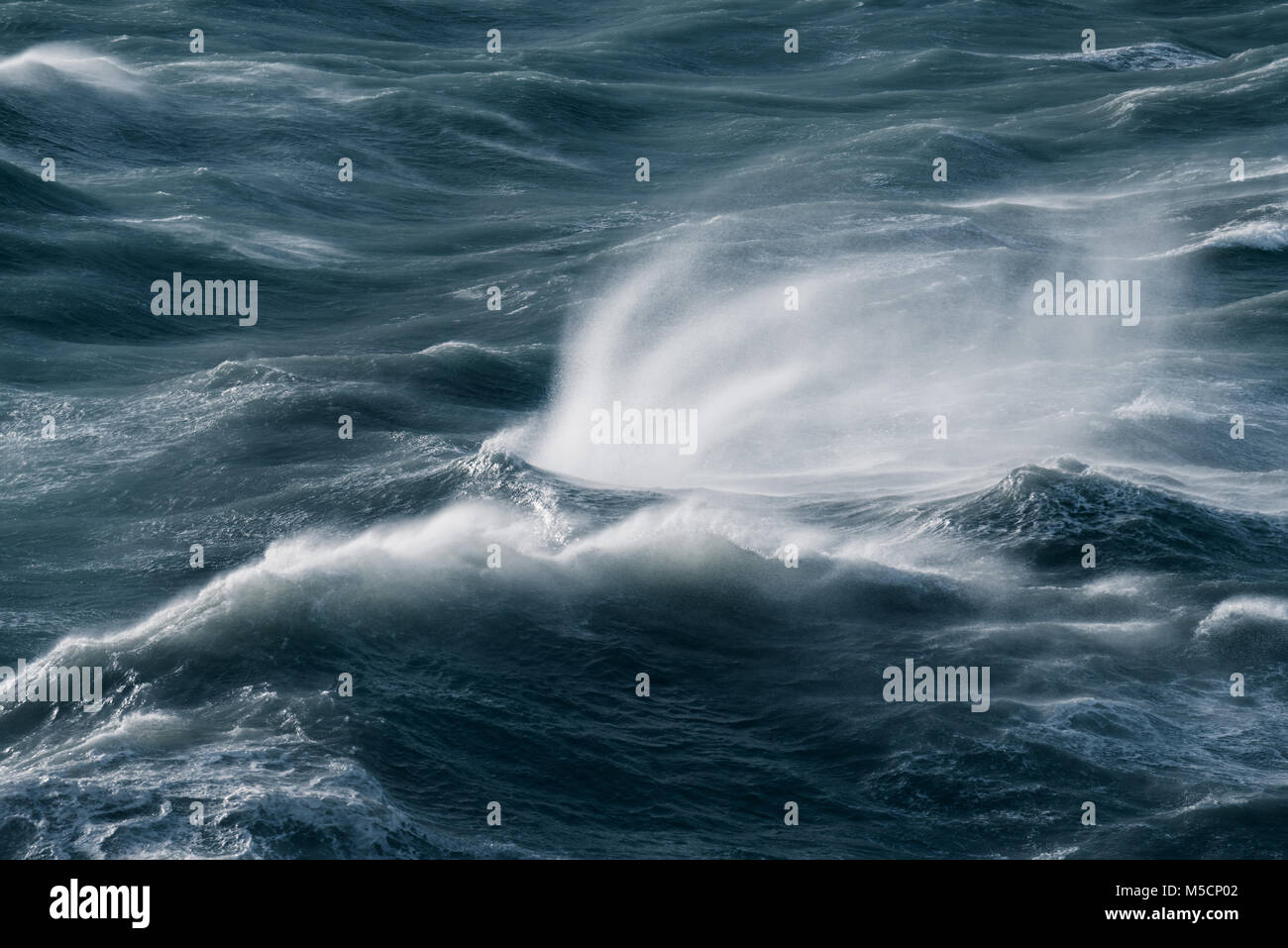 Tempesta sul mare. Vento forte sculture del mare e rende le forme d'onda splash. Guarda come splash presenta delle dita e ondata di gente. Foto Stock