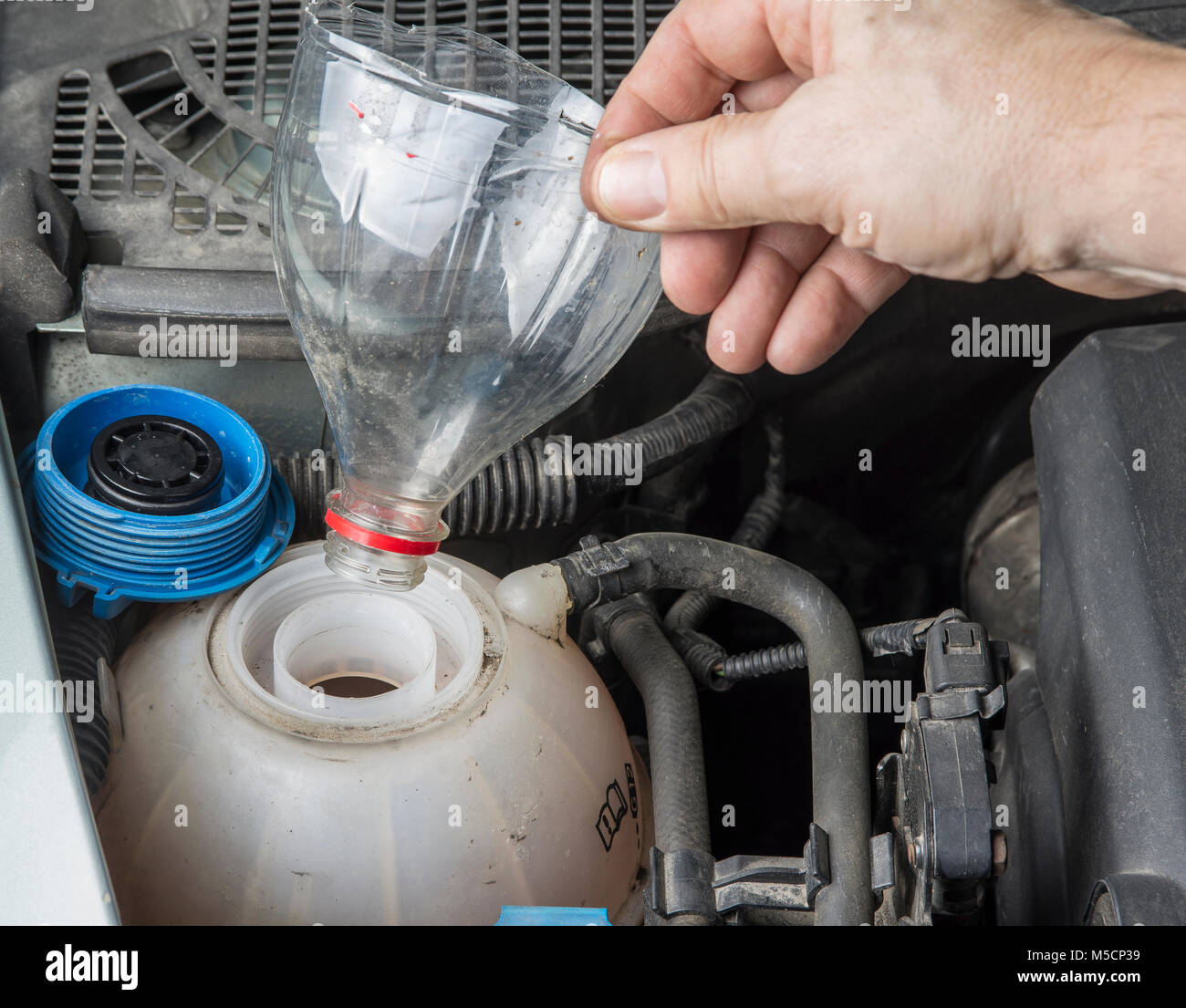 Auto controllo del livello del liquido di raffreddamento del radiatore e  aggiungere fino liqiud Foto stock - Alamy