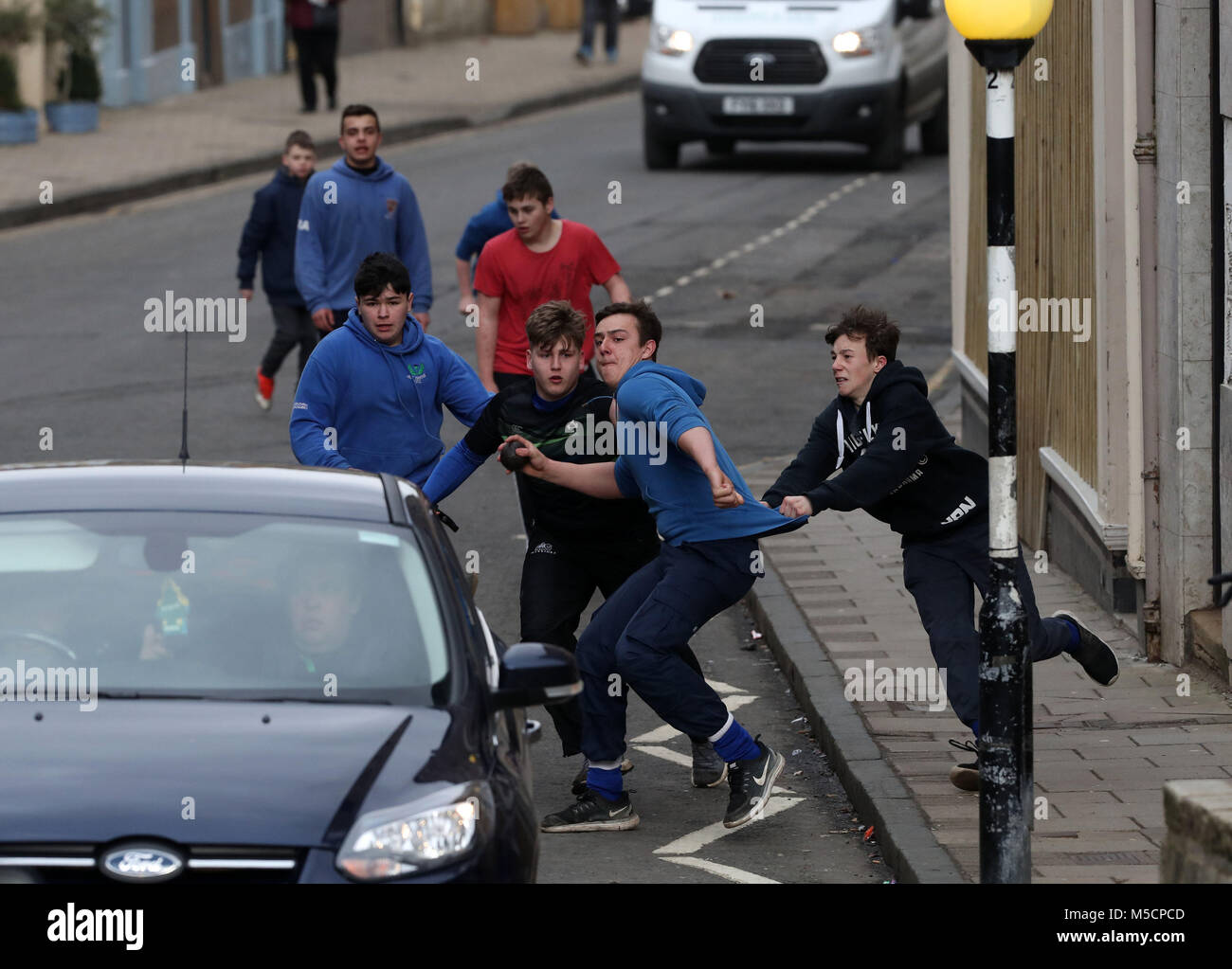 Ragazzi bagarre per il pallone in pelle durante l'annuale "Fastern Eve Handba' evento su Jedburgh's High Street in Scottish Borders. La manifestazione annuale, iniziata nel 1700, comporta due squadre, la Uppies (residenti nella parte alta di Jedburgh) e i Doonies (residenti a partire dalla parte inferiore di Jedburgh) ottenendo la palla verso la parte superiore o inferiore della città. La sfera, il quale è realizzato in pelle, imbottito con paglia e decorata con nastri è gettato in mezzo alla folla per iniziare il gioco. Foto di credito dovrebbe leggere: Andrew Milligan/filo PA. Foto Stock