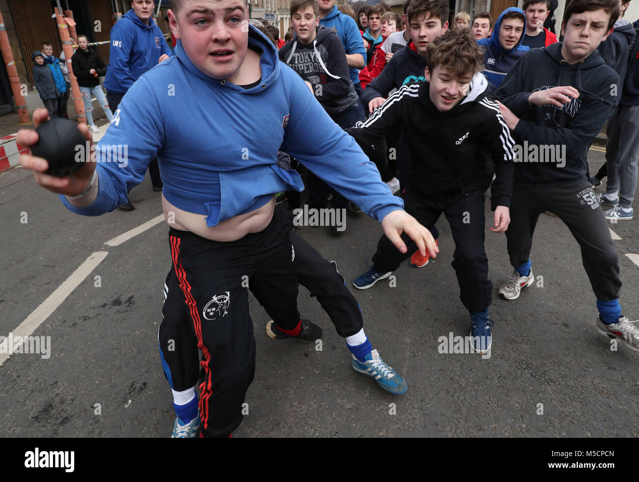 Ragazzi bagarre per il pallone in pelle durante l'annuale "Fastern Eve Handba' evento su Jedburgh's High Street in Scottish Borders. La manifestazione annuale, iniziata nel 1700, comporta due squadre, la Uppies (residenti nella parte alta di Jedburgh) e i Doonies (residenti a partire dalla parte inferiore di Jedburgh) ottenendo la palla verso la parte superiore o inferiore della città. La sfera, il quale è realizzato in pelle, imbottito con paglia e decorata con nastri è gettato in mezzo alla folla per iniziare il gioco. Foto di credito dovrebbe leggere: Andrew Milligan/filo PA. Foto Stock