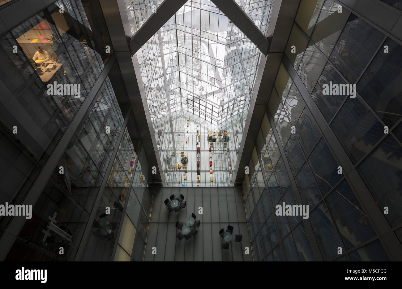 Bonn, Posttower, 2000-2002 von Murphy/Jahn erbaut, Innenansicht mit sog. 'Skygärten' Foto Stock