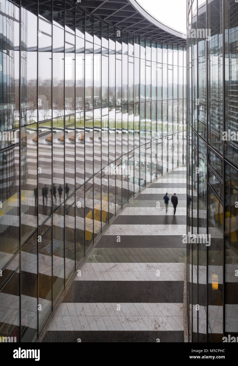 Bonn, Posttower, 2000-2002 von Murphy/Jahn erbaut, pista zwischen den Gebäudeteilen Foto Stock