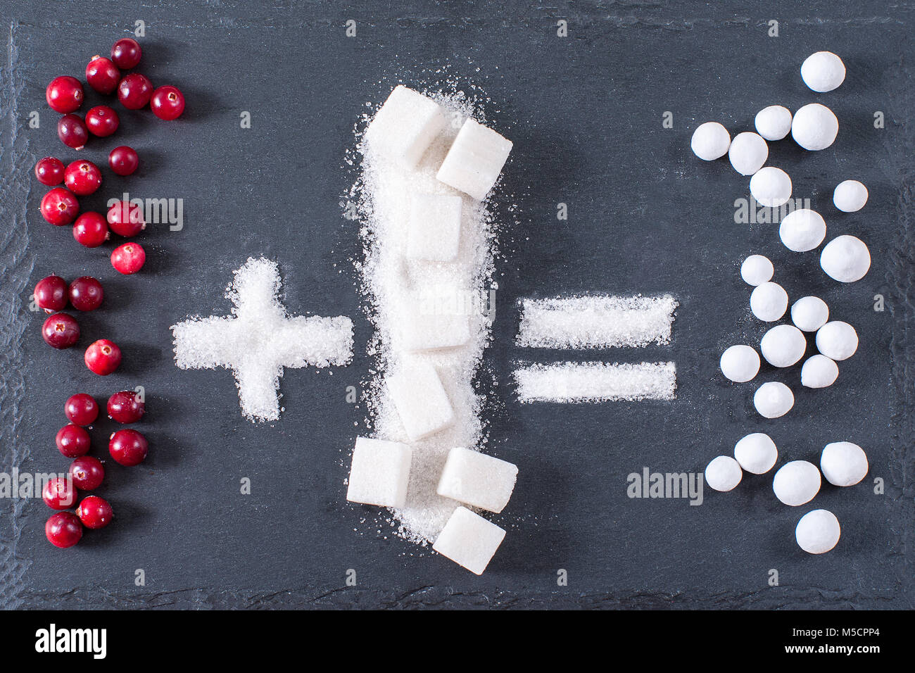 Cranberries in zucchero a velo su pietra. Concetto di ricetta Foto Stock