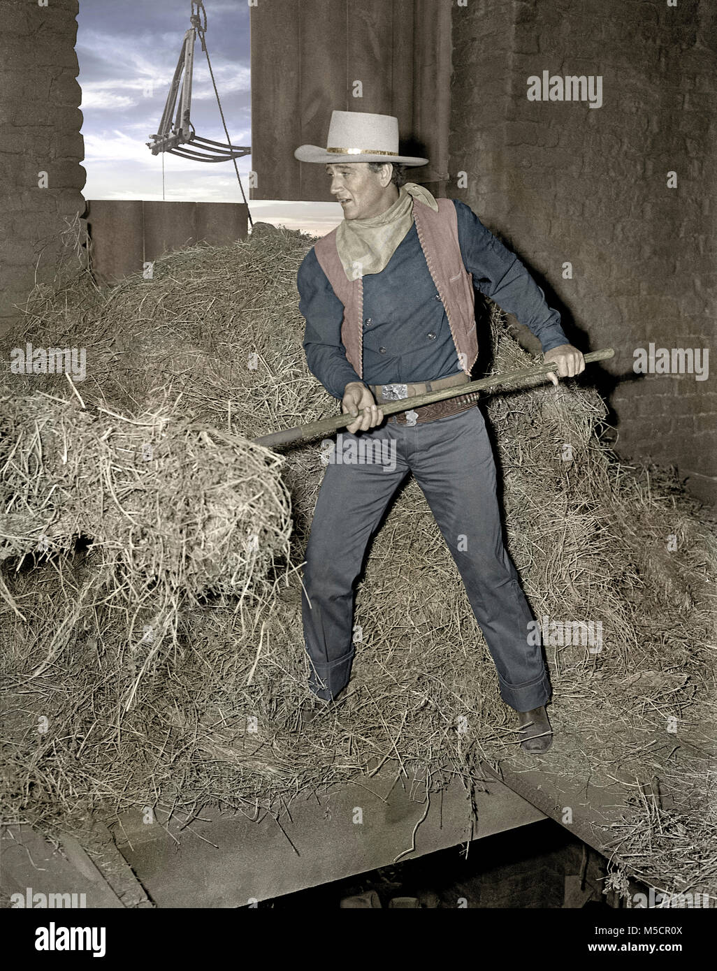 John Wayne nel fienile dal film Angel and the Badman. Immagine originale da 4x5 pollici B&W fotocamera negativo. Foto Stock