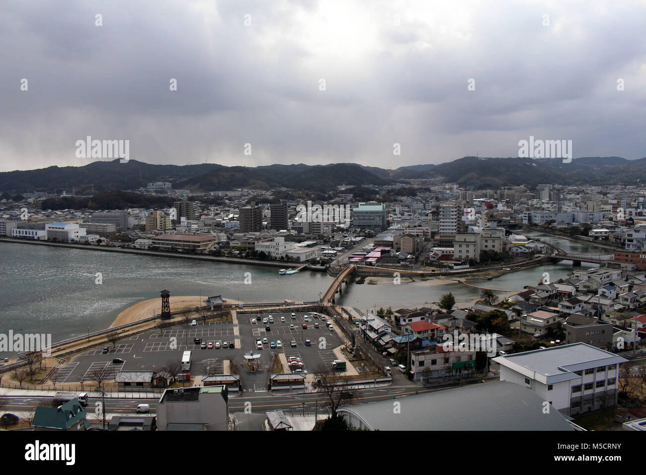 La vista della città Karatsu dal castello. È situato vicino al mare. Presa nel febbraio 2018. Foto Stock