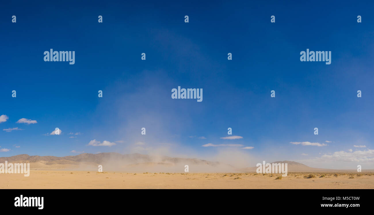 Deserto soffiare venti di tempesta di sabbia in tutta la vasta rifiuti di sabbia del deserto. Foto Stock