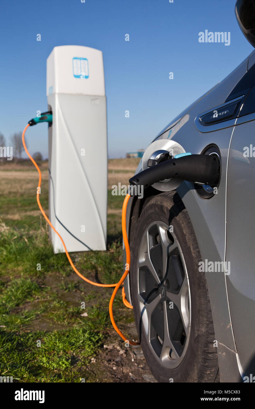 Alimentatore per auto elettrica di carica. Auto elettrica stazione di  ricarica. Close up di alimentazione inserito in una macchina elettrica in  carica Foto stock - Alamy