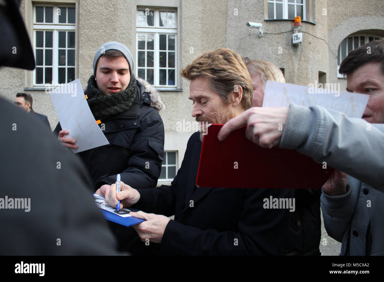Willem Defoe dà autografi per i suoi fan. Sessantottesima Berlinale, dove: Berlino/Germania, quando:, dotate di: Willem Dafoe, quando: 21 Febbraio 2018 Foto Stock