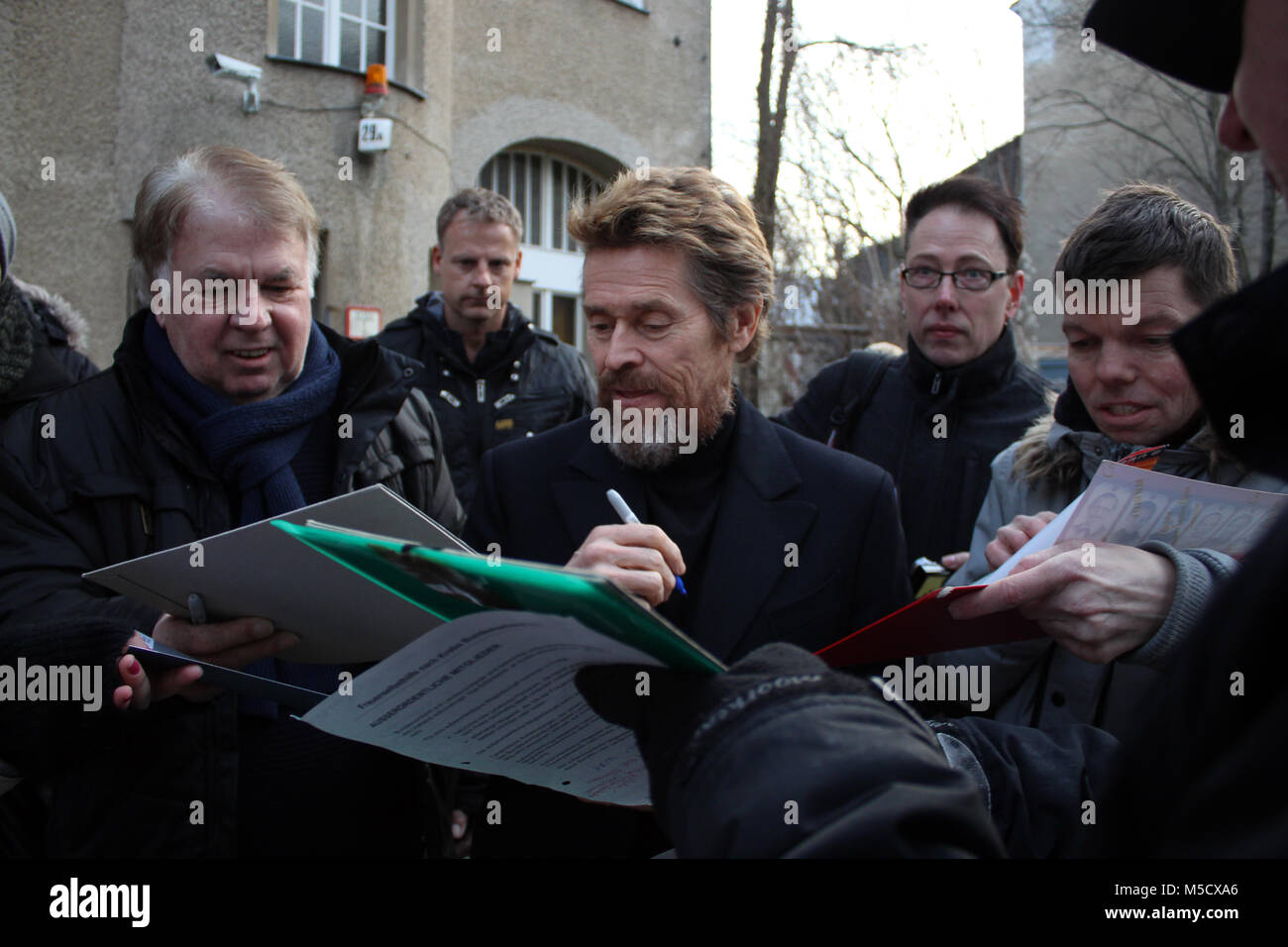 Willem Defoe dà autografi per i suoi fan. Sessantottesima Berlinale, dove: Berlino/Germania, quando:, dotate di: Willem Dafoe, quando: 21 Febbraio 2018 Foto Stock