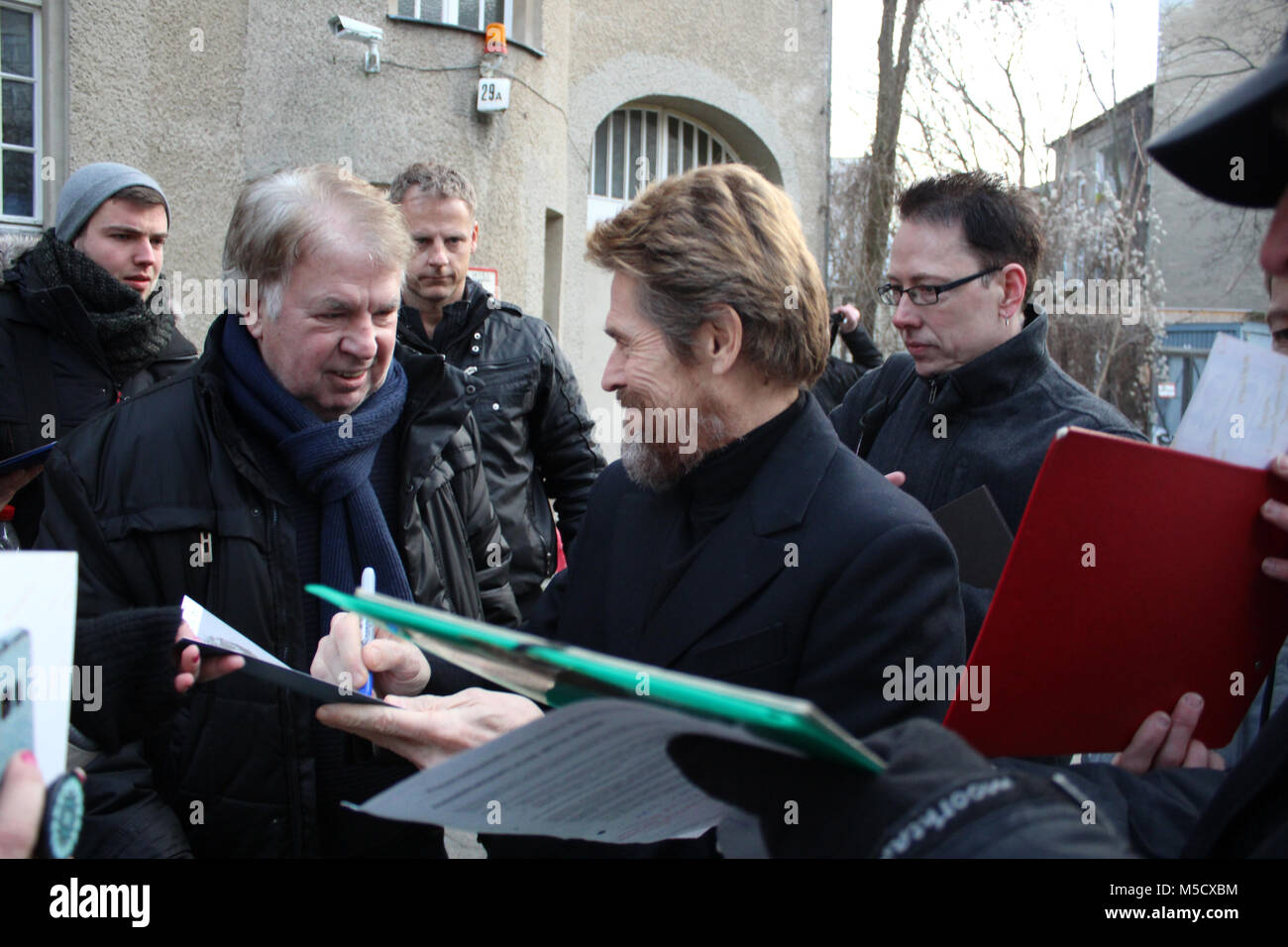 Willem Defoe dà autografi per i suoi fan. Sessantottesima Berlinale, dove: Berlino/Germania, quando:, dotate di: Willem Dafoe, quando: 21 Febbraio 2018 Foto Stock