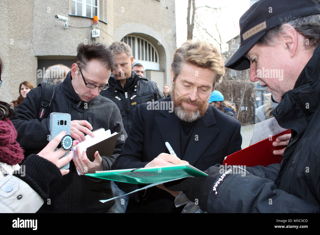 Willem Defoe dà autografi per i suoi fan. Sessantottesima Berlinale, dove: Berlino/Germania, quando:, dotate di: Willem Dafoe, quando: 21 Febbraio 2018 Foto Stock