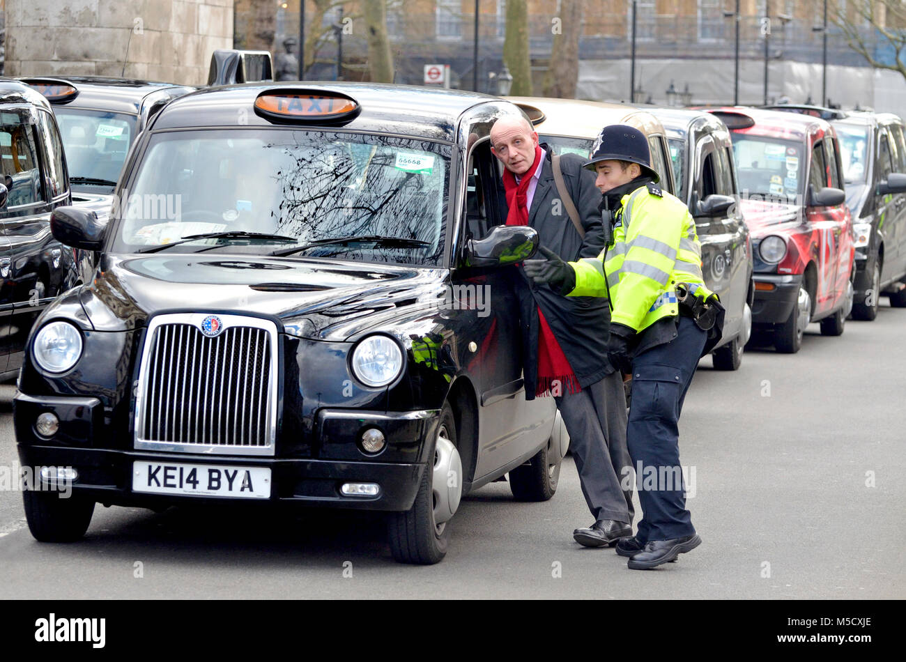 Londra, Inghilterra, Regno Unito. La polizia e i tassisti durante una manifestazione di protesta contro la Uber taxi app Foto Stock