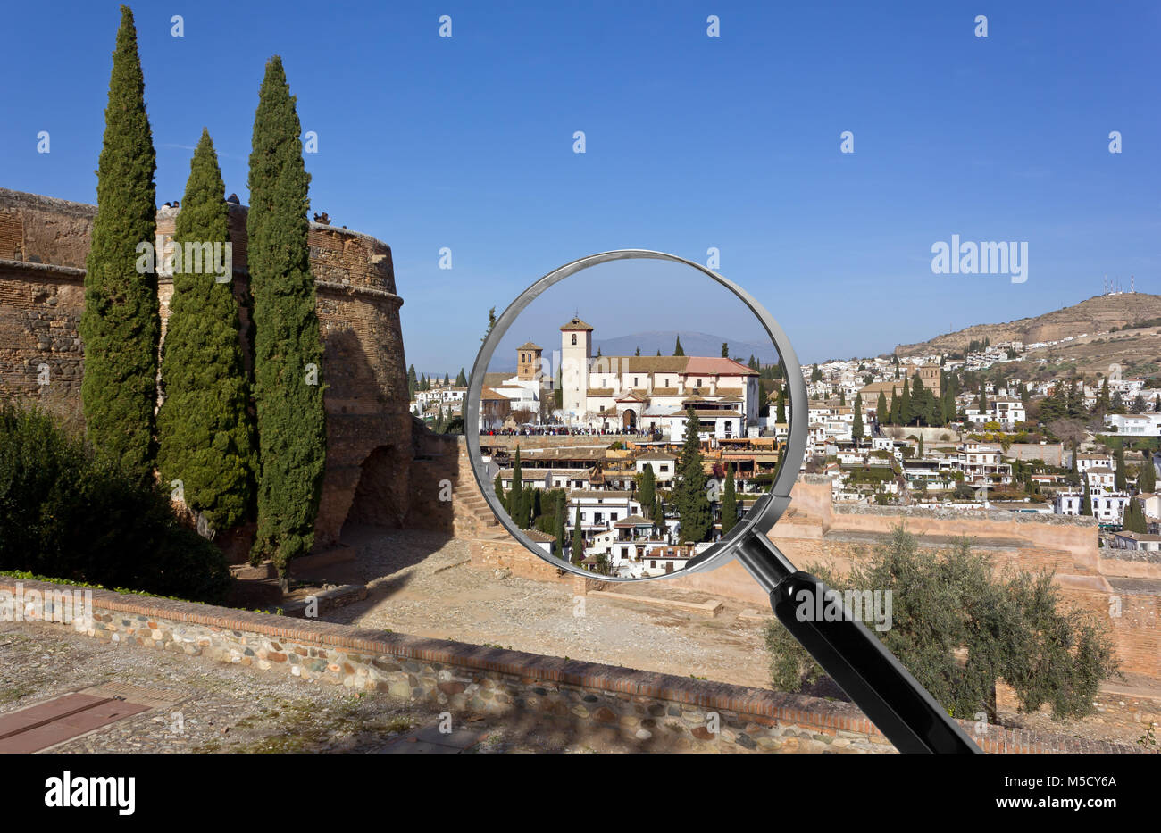 Alhambra fortezza con storico quartiere Albaicin in background in Granada, Spagna, sotto la lente di ingrandimento evidenziando la chiesa Foto Stock