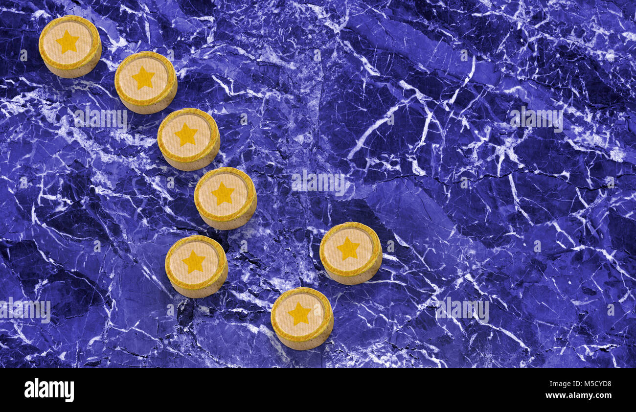 Rotonda gialla pezzi di legno su un blu sullo sfondo di marmo che rappresenta il grande orso constellation Foto Stock
