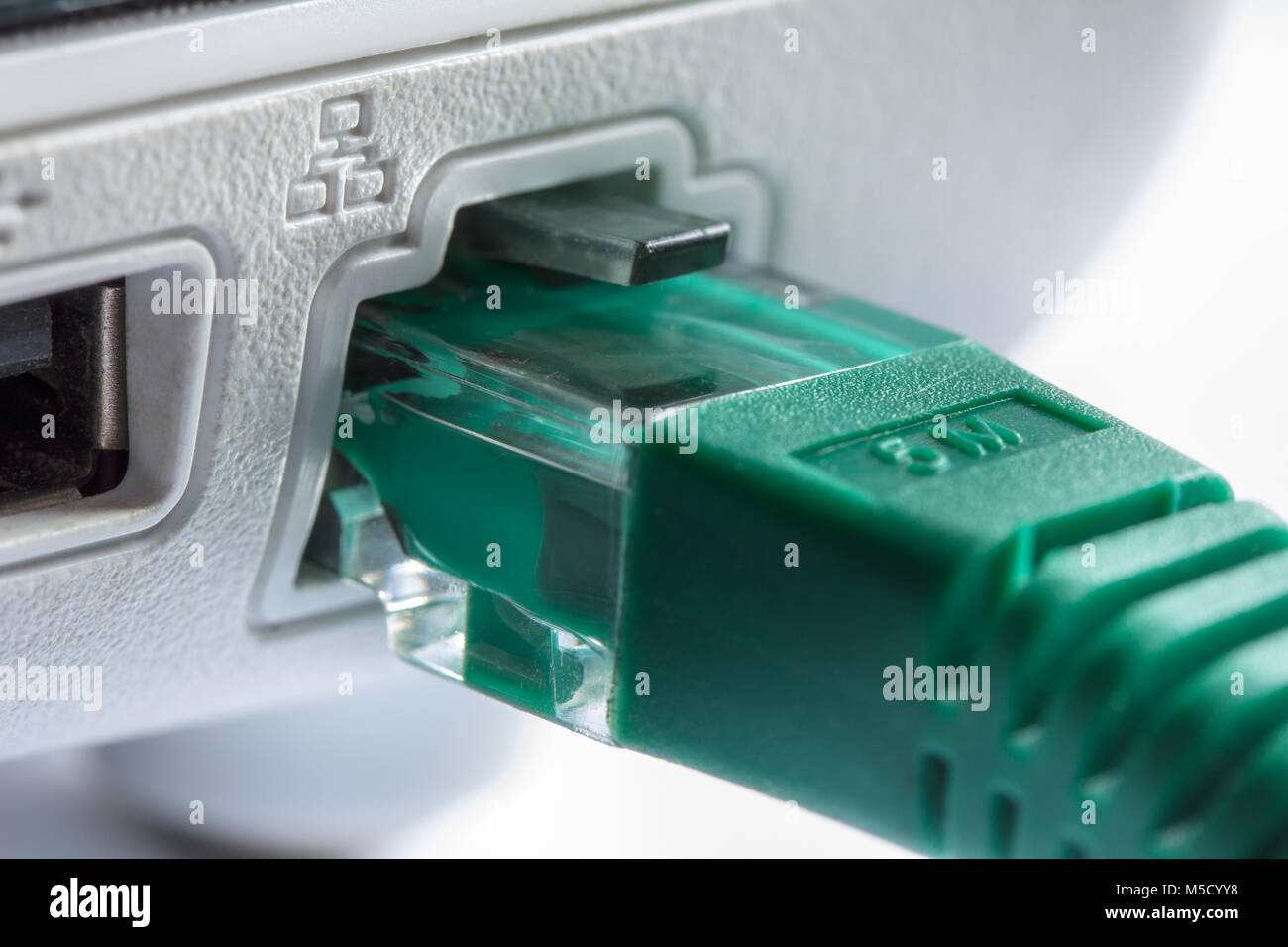 La connettività di rete computer bianco cavo verde Foto Stock