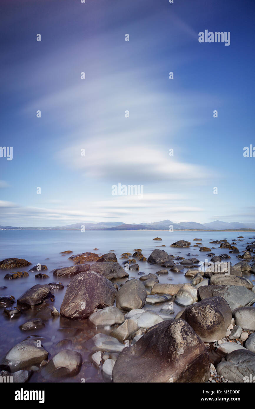 Una lunga esposizione immagine della costa vicino a Harlech nel Galles del Nord Foto Stock