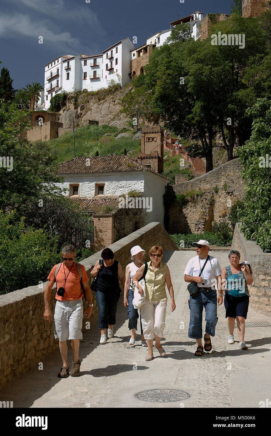 Gruppo di turisti a piedi attraverso la città, Ronda, provincia di Malaga, regione dell'Andalusia, Spagna, Europa Foto Stock