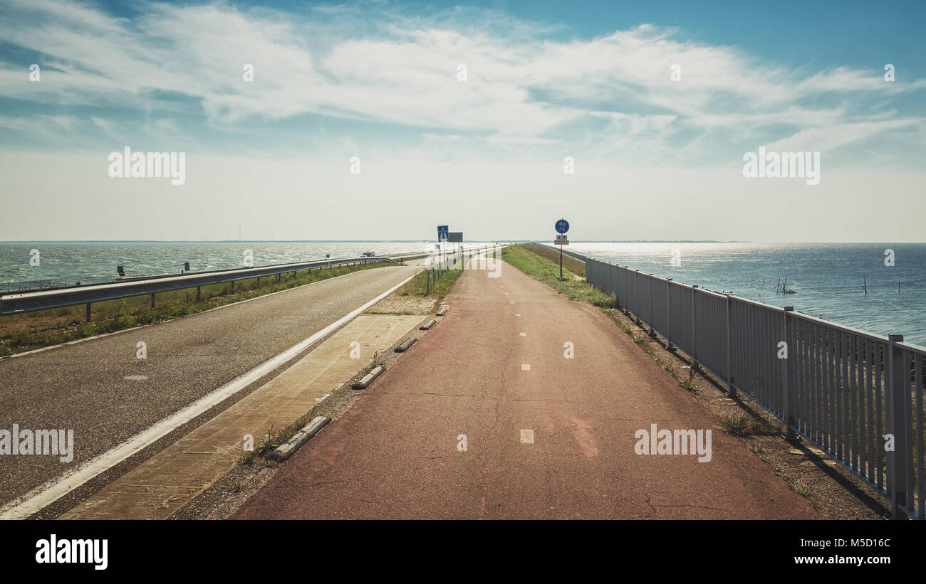 La Afsluitdijk è di trentadue chilometro lungo il collegamento tra province olandesi di North Holland e Frisia Foto Stock