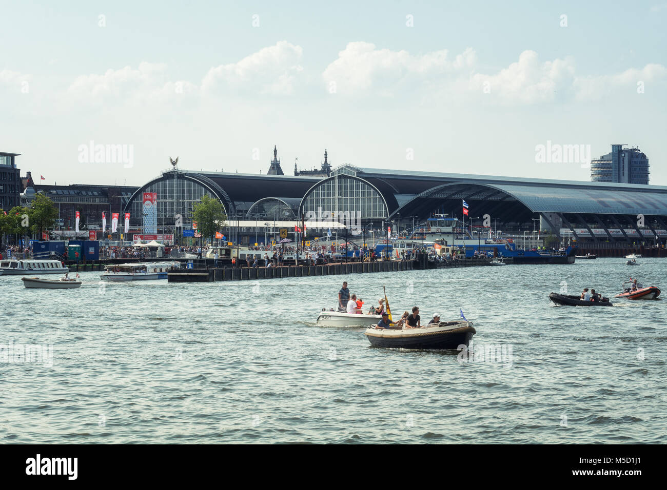 Amsterdam, Paesi Bassi, 20 agosto 2015: SAIL Amsterdam 2015 è un immenso flottiglia di Tall Ships, patrimonio marittimo, le navi e impressionante repli Foto Stock