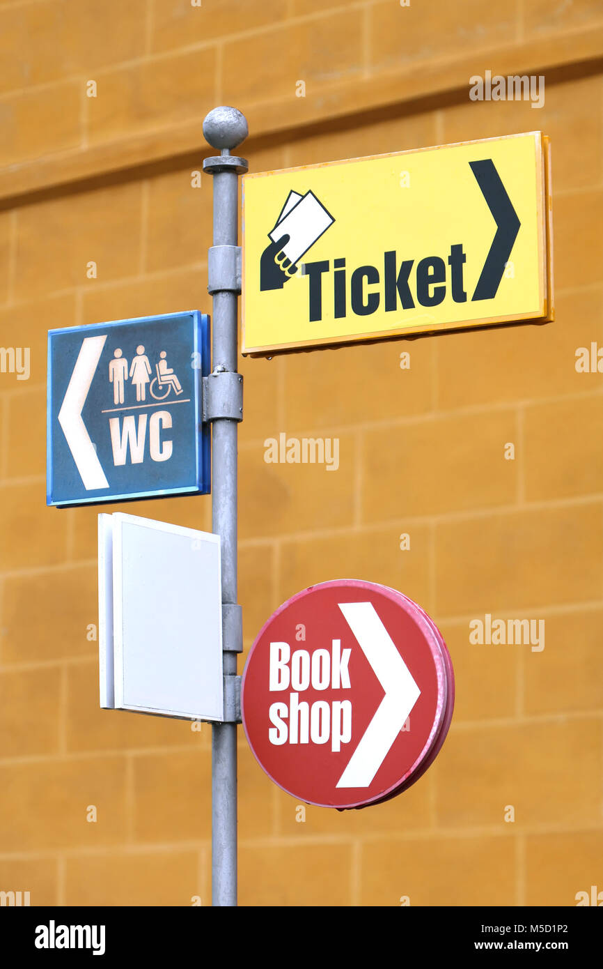 Cartelli segnaletici in pole per i turisti che mostra le direzioni su destinazioni di viaggio Foto Stock
