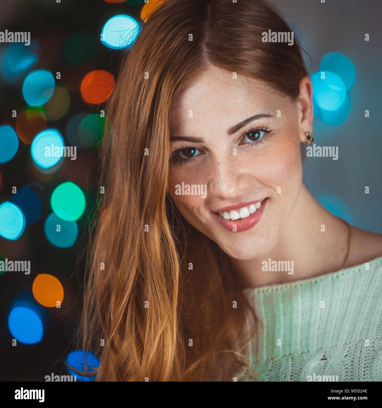 Ritratto di un molto bel sorridente giovane donna. Volto femminile closeup Foto Stock