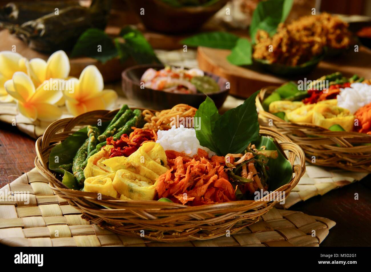 Il Nasi Campur Bali. Popolare Balinese tradizionale piatto di riso al vapore serviti con vari contorni. Foto Stock