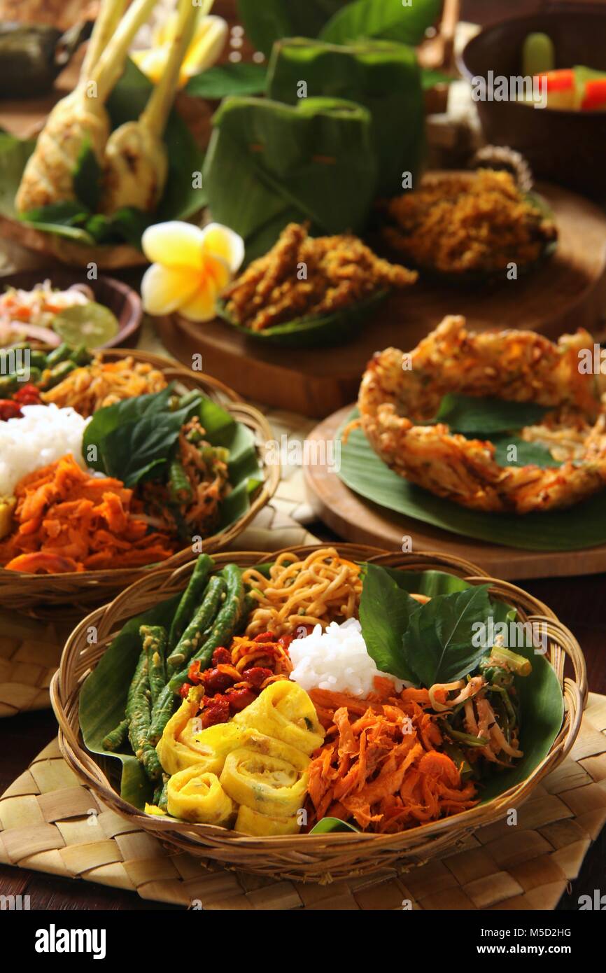 Il Nasi Campur Bali. Popolare Balinese tradizionale piatto di riso al vapore serviti con vari contorni. Foto Stock