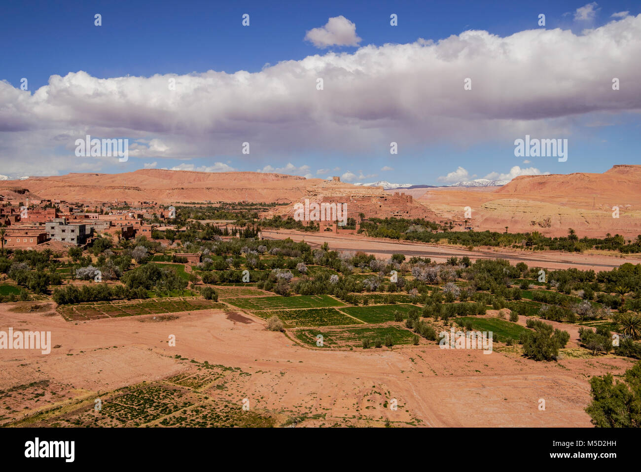 Antica città di Ait Benhaddou situata lungo l'antica via carovana tra il Sahara e Marrakech, nell'attuale Marocco. Foto Stock