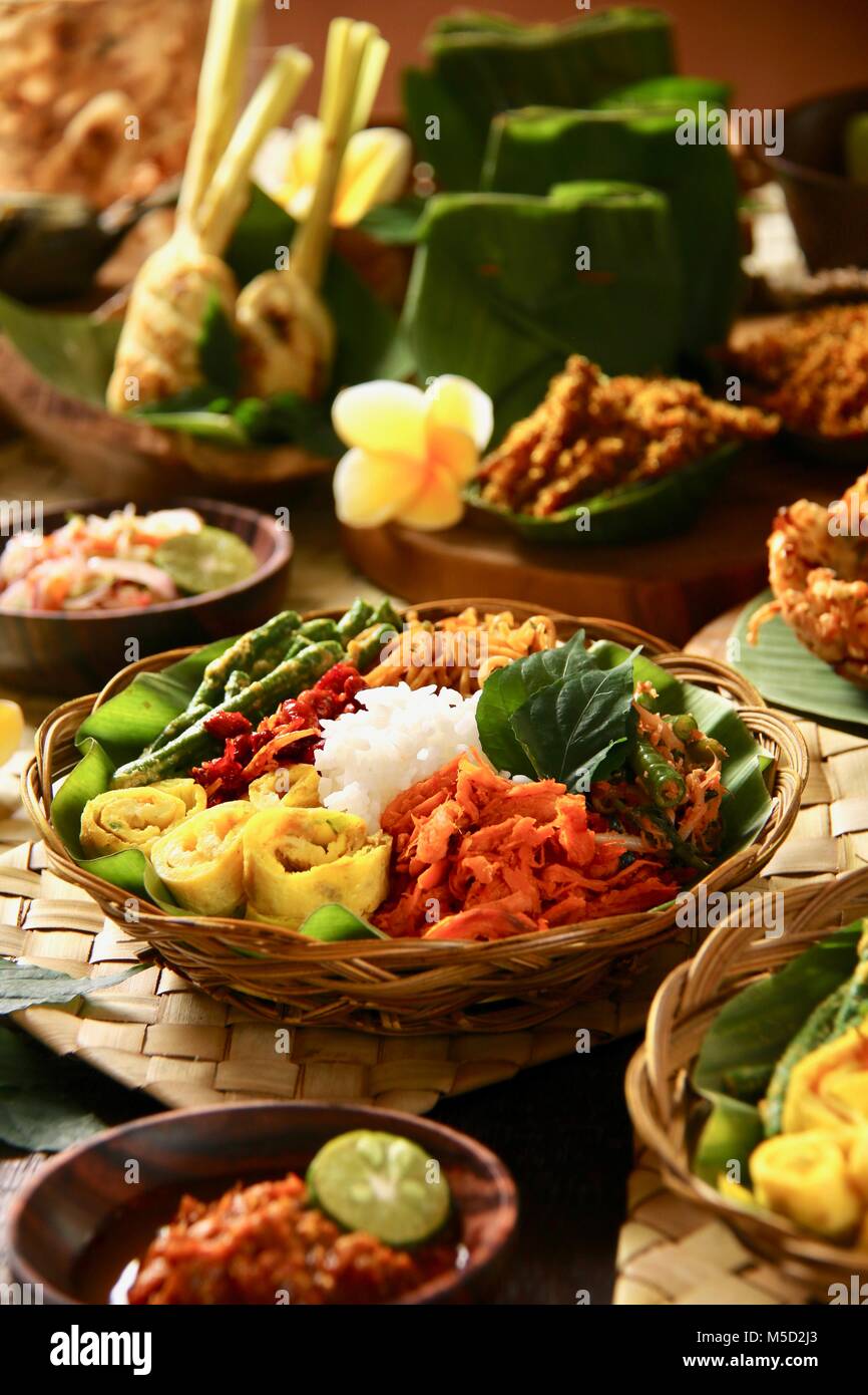 Il Nasi Campur Bali. Popolare Balinese tradizionale piatto di riso al vapore serviti con vari contorni. Foto Stock
