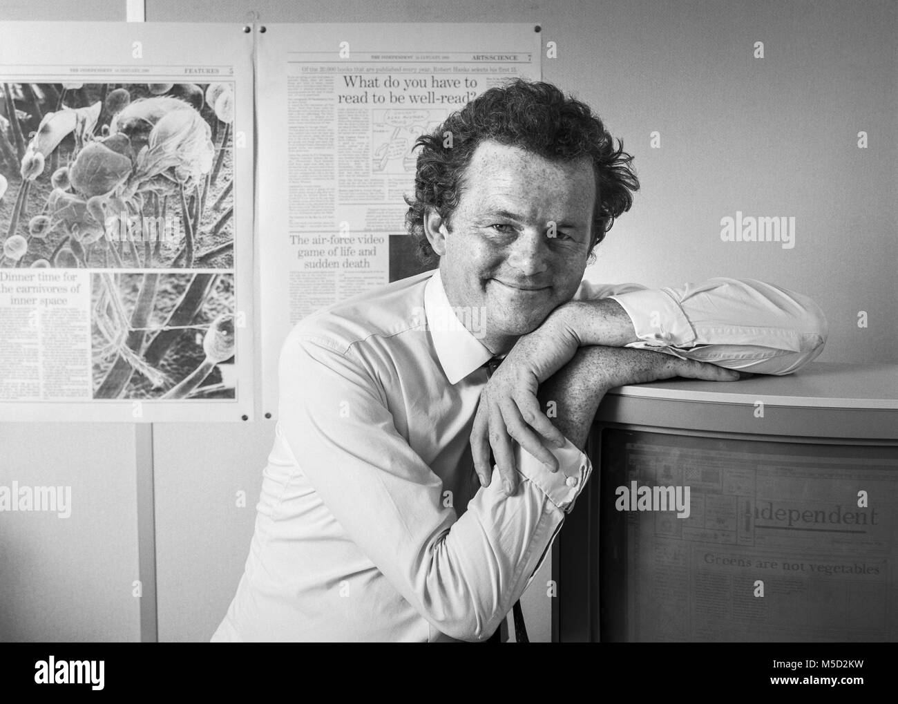 Simon Carr, giornalista, scrittore, fotografato nel suo ufficio presso il giovane Indy il 6 Luglio 1989 Foto Stock