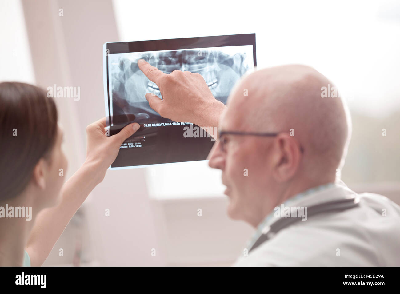 Medico e infermiere revisione x-ray in ospedale Foto Stock