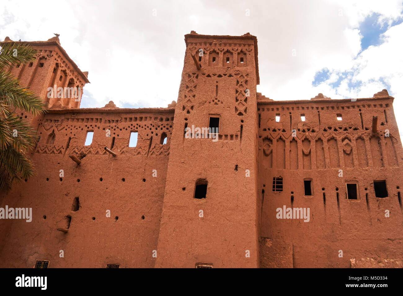 Antica città di Ait Benhaddou situata lungo l'antica via carovana tra il Sahara e Marrakech, nell'attuale Marocco. Foto Stock