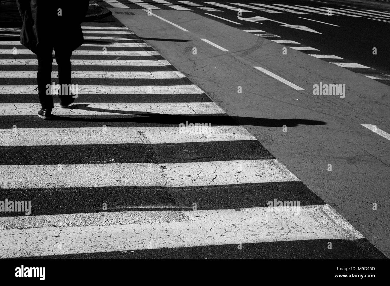 Gli uomini a camminare sulle strisce pedonali street. Foto Stock