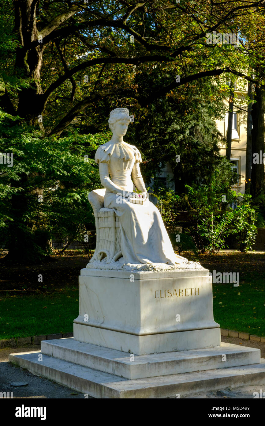 L'imperatrice Elisabetta d'Austria, monumento in marmo bianco sul Sommerpromenade, Merano, Alto Adige, Italia Foto Stock