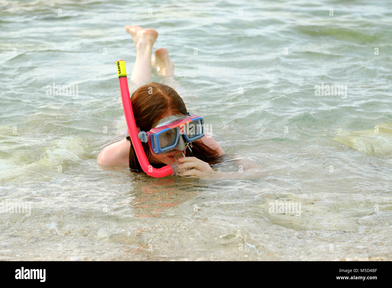 Ragazza giovane di balneazione, snorkeling con occhialini, Sicilia, Italia Foto Stock