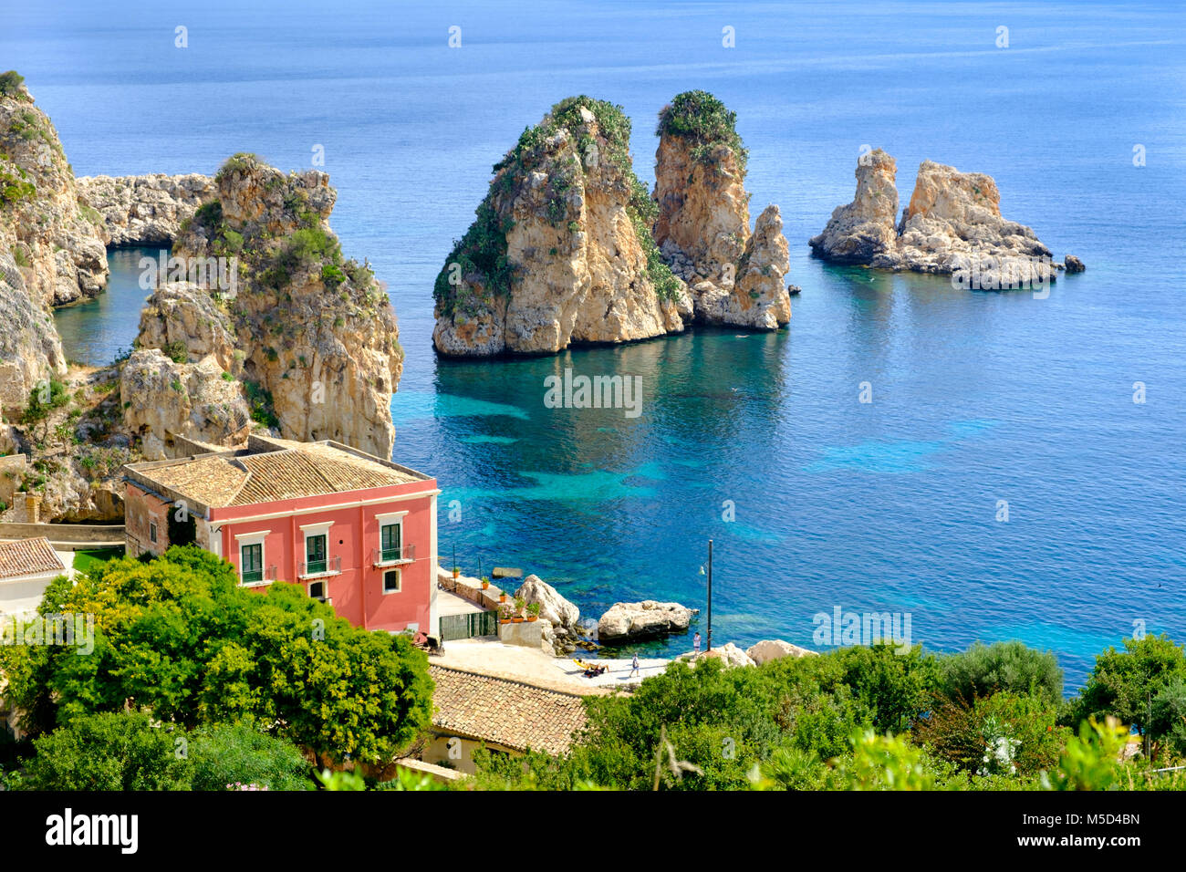 Hotel Tonnara di Scopara dal mare, la Riserva dello Zingaro, vicino Castellammare, Sicilia, Italia Foto Stock