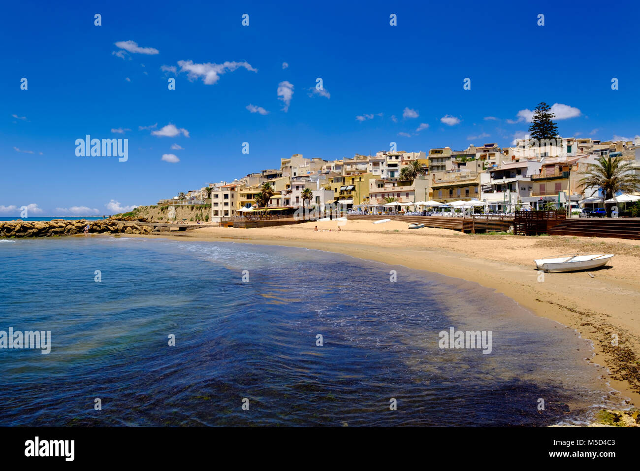 Holiday resort in riva al mare a Marinella di Selinunte, provincia di  Trapani, Sicilia, Italia Foto stock - Alamy