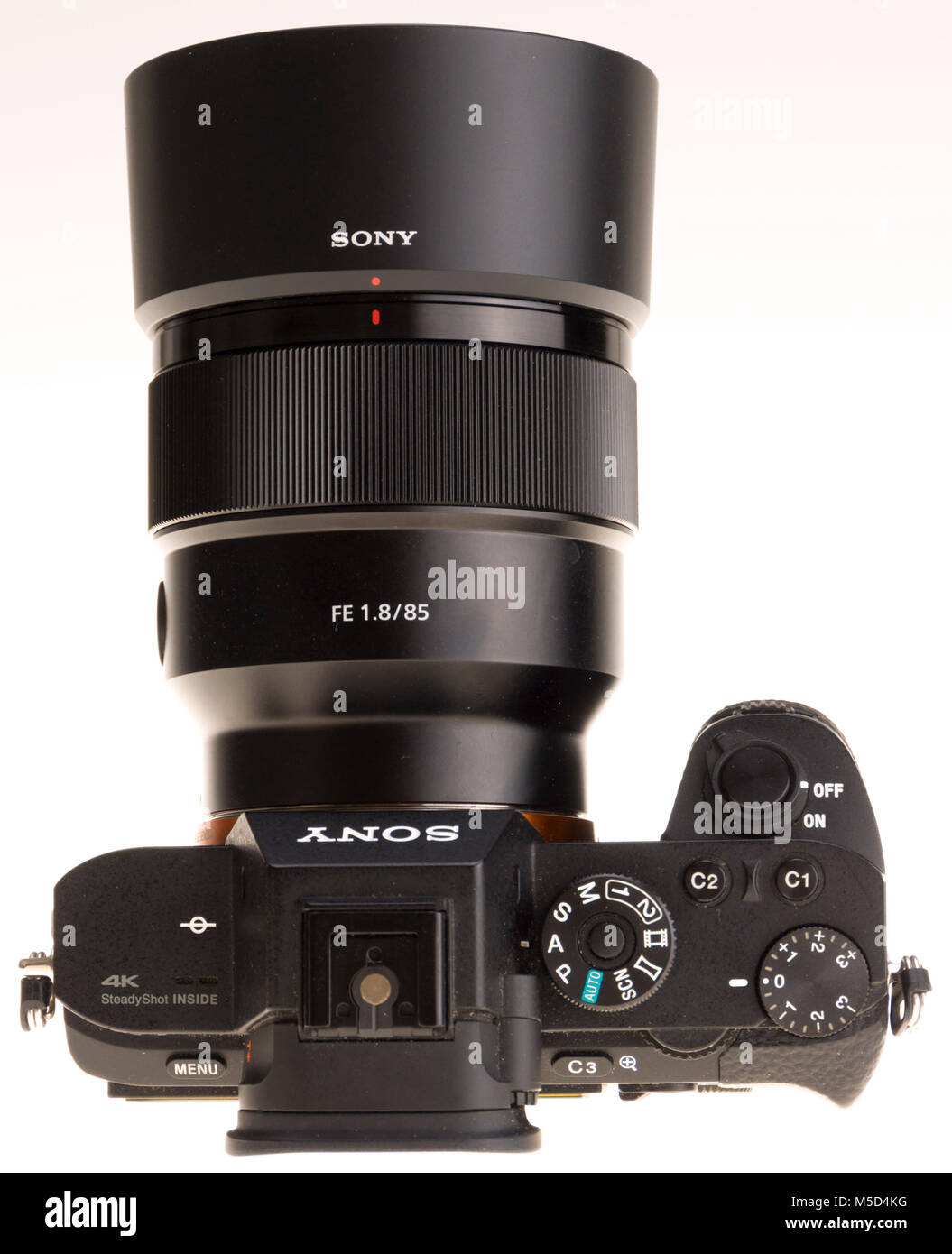 Mirrorless Sony professional fotocamera full frame con 85mm f/1.8 Breve ritratto teleobiettivo Foto Stock