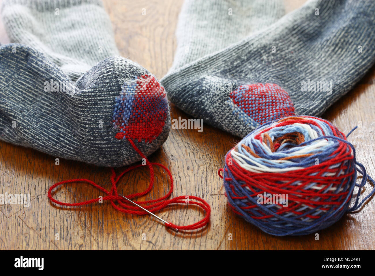 Rammendo calzini, riparazione di fori in calze Foto stock - Alamy