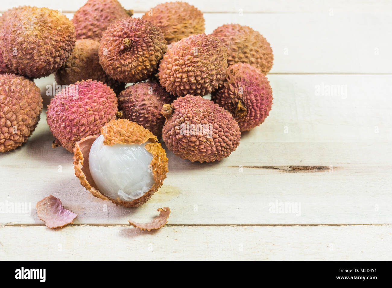 Litchi frutto tropicale su un sfondo di legno, Cibo prelibato Foto Stock