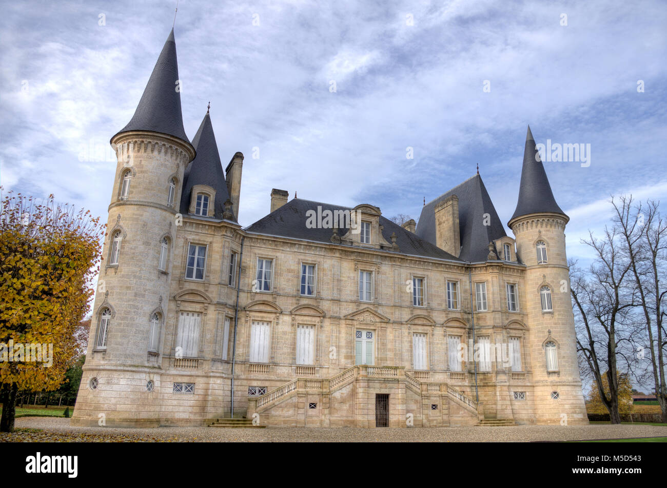 Enologiche di francese. Chateau pichon longueville è un famoso vino castello costruito nel 1851 da Raoul de Pichon Longueville. famosa tenuta vinicola di Bordeaux Foto Stock