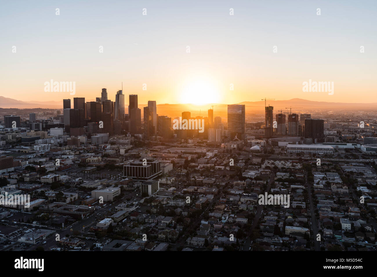 Los Angeles, California, Stati Uniti d'America - 20 Febbraio 2018: vista aerea di alba dietro gli edifici urbani nel centro di Los Angeles. Foto Stock