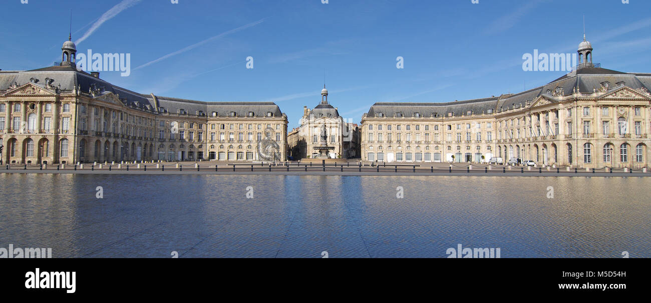 La città di Bordeaux, vista panoramica. La "Place de la Bourse" a Bordeaux è stato progettato dal regio architetto Jacques Ange Gabriel tra 1730 e 1775 Foto Stock