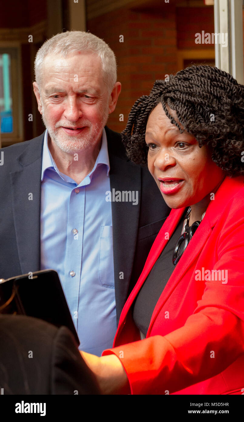 Jeremy Corbyn il leader del partito laburista e il Professor Cecile Yvonne Wright.. Foto Stock