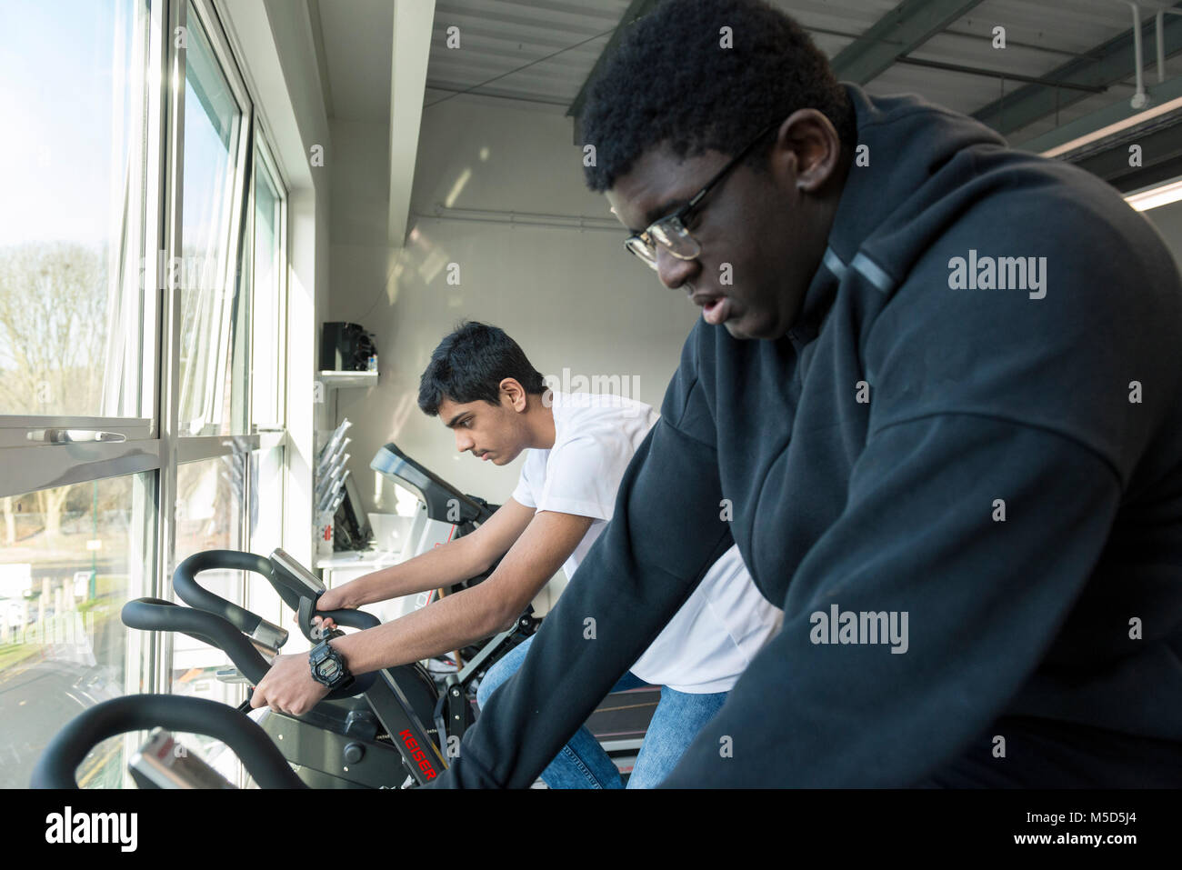 Gli studenti lavorano fuori e treno in una palestra durante una lezione presso il college Foto Stock