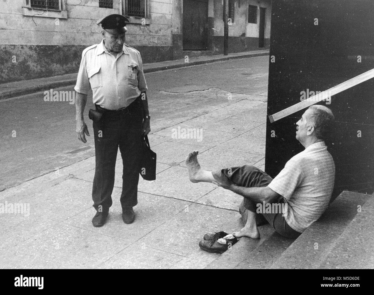 Uomo poliziotto mostra il suo piede, sessanta, Berlino, Germania Foto Stock