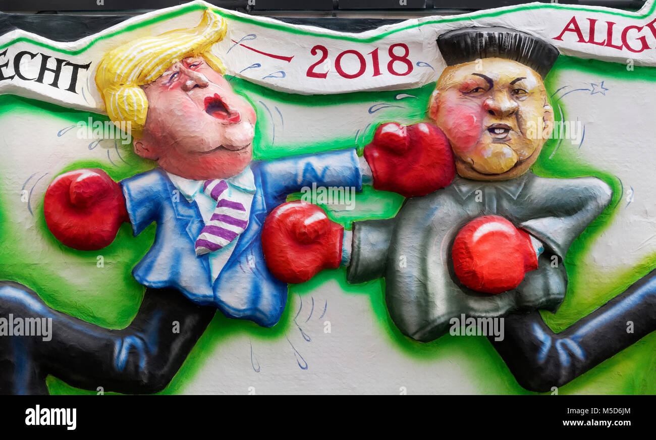 Il presidente statunitense Donald Trump boxing versus Nord presidente coreano Kim Jong-ONU, caricatura politica, motto caravan durante il carnevale Foto Stock